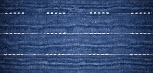 Yatay beyaz çizgiler içeren geleneksel mavi el dokuması kumaşın yakın çekim dokusu. Tekstil tasarımı, arkaplan ya da kumaş deseni referansları için ideal