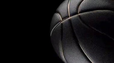 Temiz bir siyah arka planda, pürüzsüz bir döngüde dönen bir basketbol topunun 3 boyutlu animasyonu. Detaylı dokuya sahip yüksek kaliteli görüntüleme, spor tanıtımları, markalaşma ve hareket grafikleri için mükemmel.