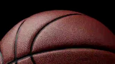 Temiz bir siyah arka planda, pürüzsüz bir döngüde dönen bir basketbol topunun 3 boyutlu animasyonu. Detaylı dokuya sahip yüksek kaliteli görüntüleme, spor tanıtımları, markalaşma ve hareket grafikleri için mükemmel.