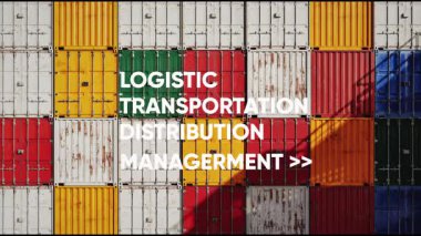 Büyük bir kargo gemisinin güneş doğarken okyanus ötesine konteynır taşıması, küresel lojistik, nakliye ve uluslararası ticaret simgesi..