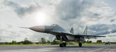 Bulutlu bir gökyüzü yüksek çözünürlüklü askeri uçak arka planının altında bir hava üssünde park etmiş modern bir savaş uçağının gerçekçi üç boyutlu görüntüsü.