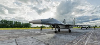 Bulutlu bir gökyüzü yüksek çözünürlüklü askeri uçak arka planının altında bir hava üssünde park etmiş modern bir savaş uçağının gerçekçi üç boyutlu görüntüsü.