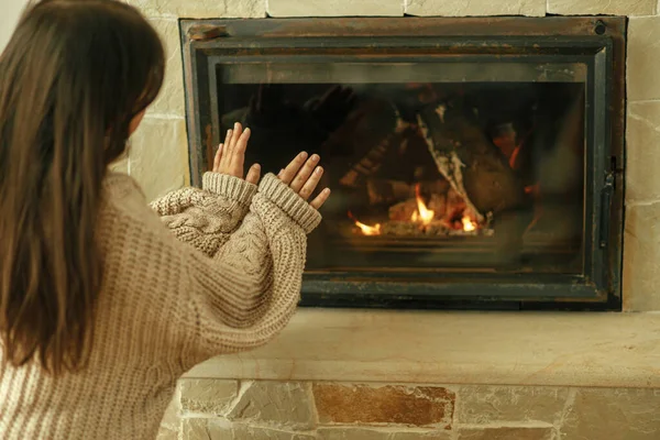 Verwarming Huis Winter Met Houtkachel Een Vrouw Een Knusse Trui — Stockfoto