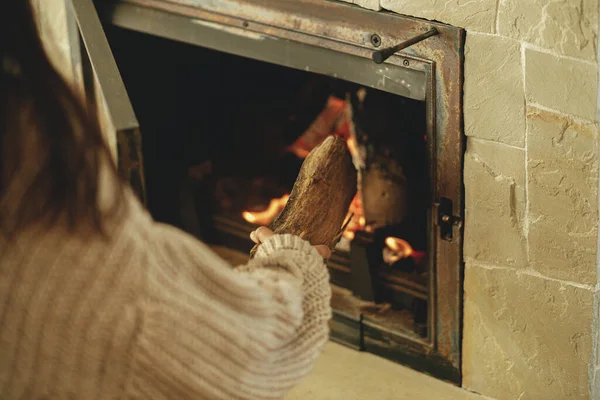 Verwarming Huis Winter Met Houtkachel Vrouw Die Brandhout Open Haard — Stockfoto