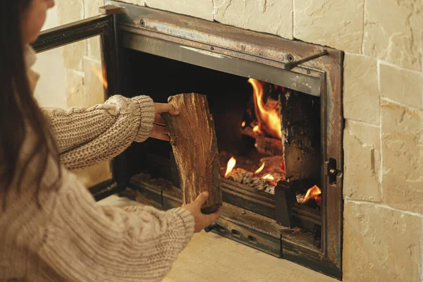 Verwarming Huis Winter Met Houtkachel Vrouw Die Brandhout Open Haard — Stockfoto