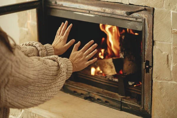 冬天用烧木柴的炉灶取暖 在农舍的乡村房间里 女人在燃烧的壁炉边热身 取代煤气和电的取暖替代品 — 图库照片