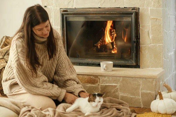 Θέρμανση Σπίτι Καύση Ξύλου Σόμπα Γυναίκα Μαζί Χαριτωμένο Γάτα Χαλαρώνοντας — Φωτογραφία Αρχείου