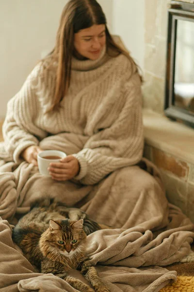 Χαριτωμένη Γάτα Και Γυναίκα Φλιτζάνι Τσάι Κάθονται Μαζί Ζεστή Κουβέρτα — Φωτογραφία Αρχείου