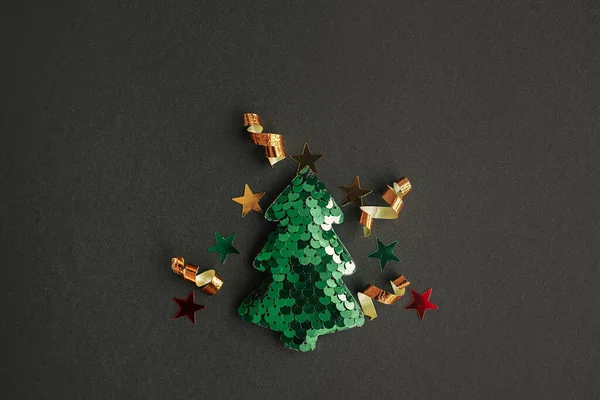 Veselé Vánoce Stylový Malý Vánoční Stromek Třpytivými Zlatými Konfety Černém — Stock fotografie