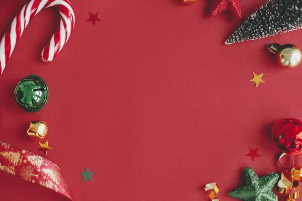 Moderno Piso Navidad Elegante Navidad Bastón Caramelo Confeti Decoraciones Marco —  Fotos de Stock