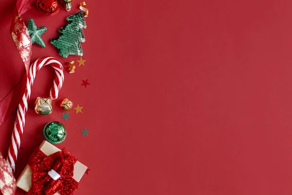 Μοντέρνο Χριστουγεννιάτικο Διαμέρισμα Κομψό Χριστουγεννιάτικο Δώρο Ζαχαροκάλαμο Καραμέλα Κομφετί Και — Φωτογραφία Αρχείου