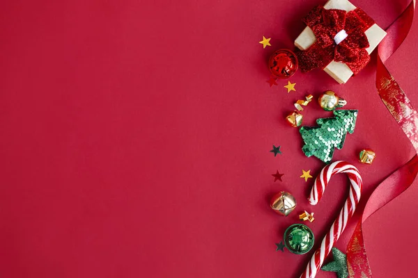 Modern Noel Yatağı Şık Bir Noel Hediyesi Şeker Kamışı Konfeti — Stok fotoğraf
