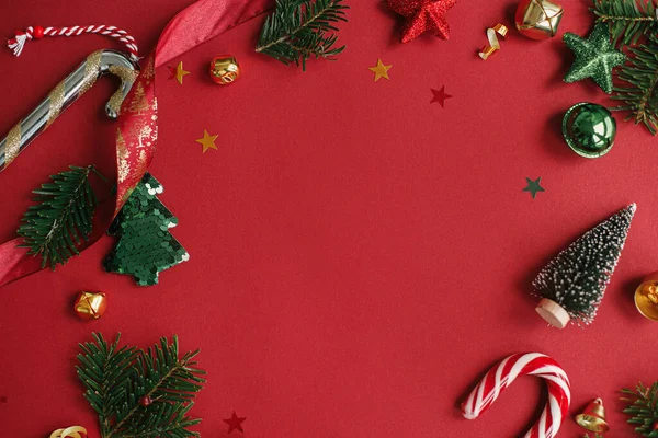 Moderno Piso Navidad Elegantes Adornos Navidad Ramas Abeto Árbol Confeti —  Fotos de Stock