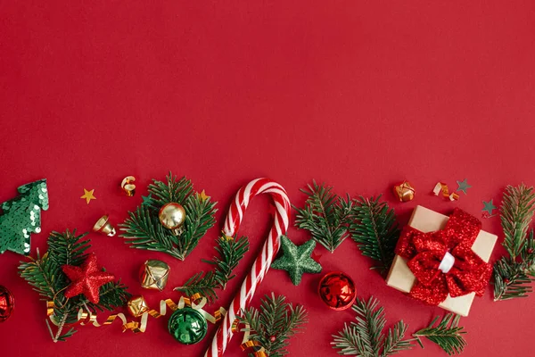 Moderno Piso Navidad Elegante Regalo Navidad Adornos Ramas Abeto Confeti — Foto de Stock