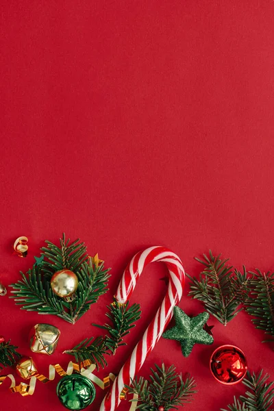 Deitado Plano Natal Moderno Bugigangas Natal Elegantes Ramos Abeto Confete — Fotografia de Stock