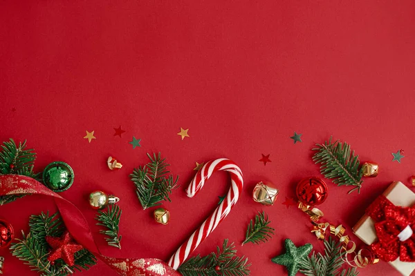 Moderno Piso Navidad Elegante Regalo Navidad Adornos Ramas Abeto Confeti —  Fotos de Stock