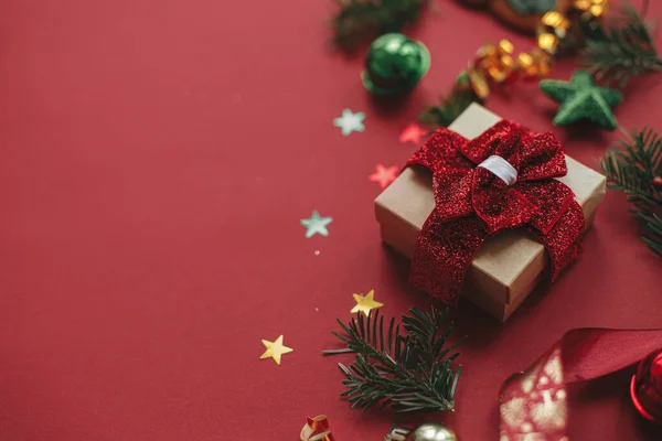 Composición Navideña Moderna Elegante Regalo Navidad Adornos Ramas Abeto Confeti —  Fotos de Stock