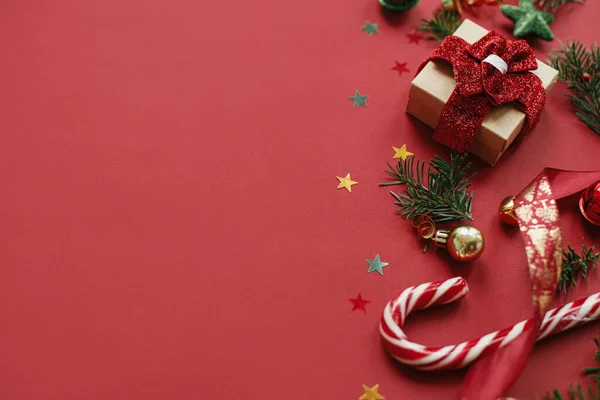 Composición Navideña Moderna Elegante Regalo Navidad Adornos Ramas Abeto Confeti — Foto de Stock