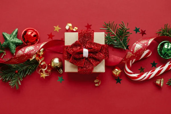 Μοντέρνο Χριστουγεννιάτικο Διαμέρισμα Κομψό Χριστουγεννιάτικο Δώρο Μπιχλιμπίδια Κλαδιά Ελάτης Ζαχαροκάλαμο — Φωτογραφία Αρχείου
