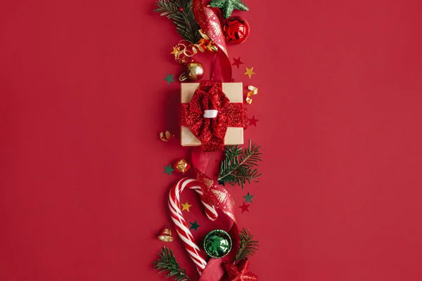 Modern Noel Yatağı Şık Bir Noel Hediyesi Takılar Köknar Dalları — Stok fotoğraf