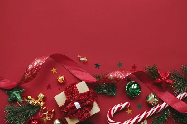 Moderno Piso Navidad Elegante Regalo Navidad Adornos Ramas Abeto Confeti —  Fotos de Stock