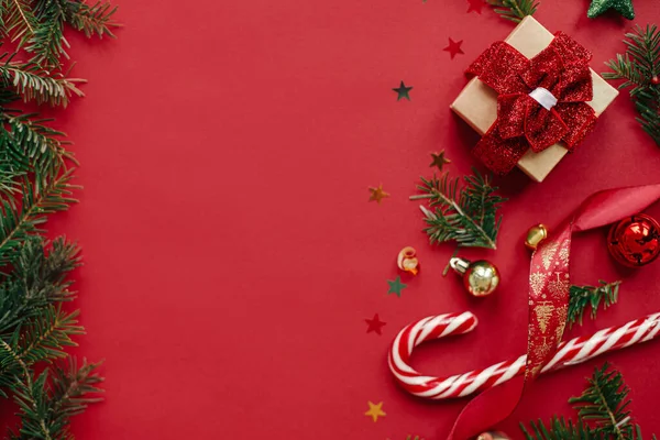 Frohe Weihnachten Moderne Weihnachten Flach Lag Stilvolles Weihnachtsgeschenk Christbaumkugeln Tannenzweige — Stockfoto