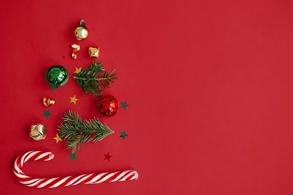 Καλά Χριστούγεννα Κομψό Χριστουγεννιάτικο Δέντρο Φτιαγμένο Από Κλαδιά Ελάτης Μπιχλιμπίδια — Φωτογραφία Αρχείου