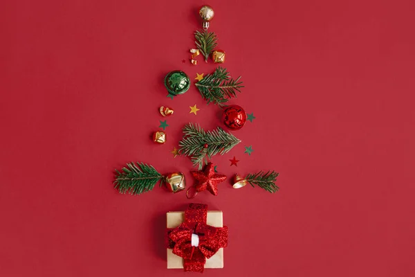 크리스마스 전나무 황금색 그리고 배경의 선물등으로 만들어 아름다운 크리스마스 트리는 — 스톡 사진
