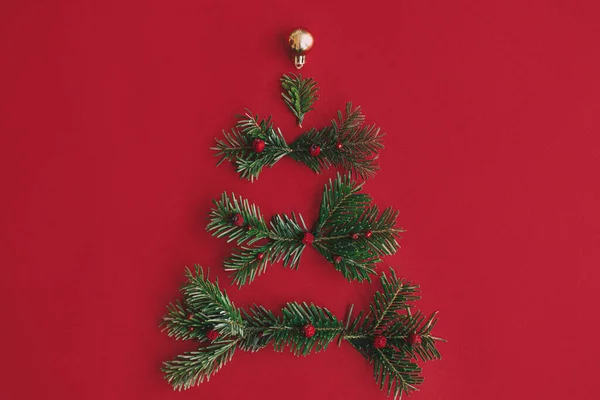 Modern Noel Ağacı Kış Tatili Konsepti Köknar Dallarından Mücevherlerden Kırmızı — Stok fotoğraf