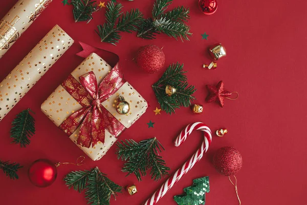 Moderne Weihnachtsplatten Lagen Bereit Stilvolles Weihnachtsgeschenk Geschenkpapier Tannenzweige Zuckerrohr Und — Stockfoto