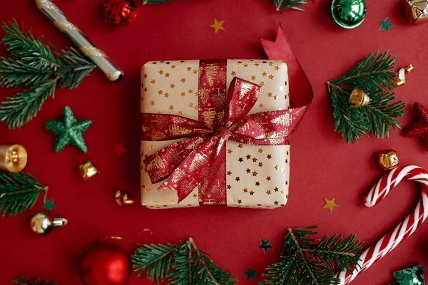 Moderne Weihnachtsplatten Lagen Bereit Stilvolles Weihnachtsgeschenk Tannenzweige Zuckerrohr Und Christbaumkugeln — Stockfoto