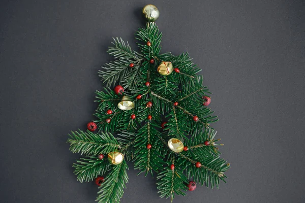 Karácsonyfa Téli Ünnepek Koncepciója Stílusos Karácsonyfa Fenyő Ágak Vörös Bogyók — Stock Fotó