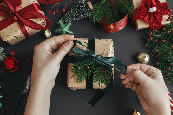 현대의 크리스마스 선물이야 손으로 장식품들 배경에 리본으로 장식된 크리스마스 장식을 — 스톡 사진