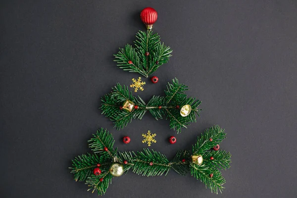 크리스마스 컨셉트 크리스마스 트리는 전나무 황금빛 나무로 만들어 바탕에 창의적 — 스톡 사진