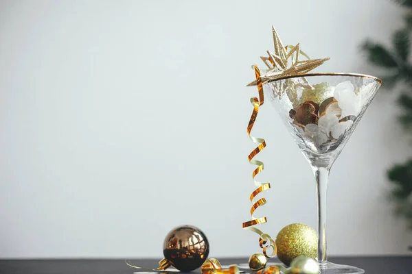 Новогодняя Вечеринка Творческая Концепция Стильная Рождественская Звезда Бокале Шампанского Золотые — стоковое фото