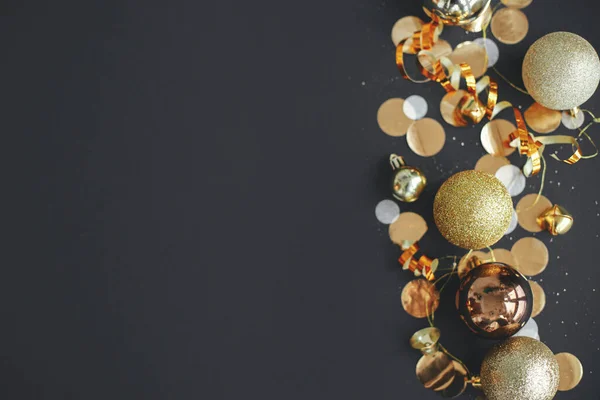 Merry Christmas Modern Christmas Flat Lay Golden Baubles Confetti Decoration — 스톡 사진