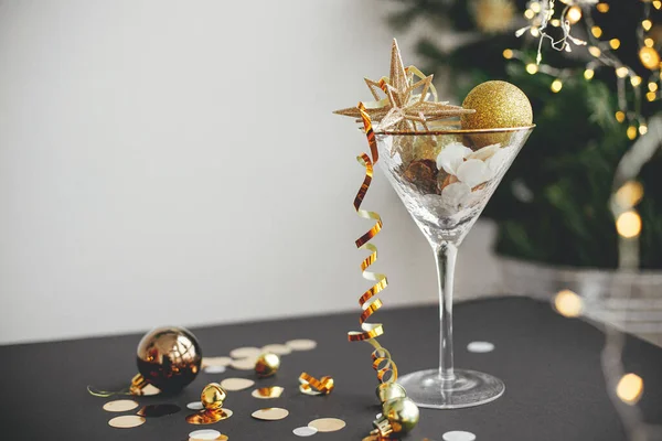 Новогодняя Вечеринка Творческая Концепция Стильная Рождественская Звезда Бокале Шампанского Золотые — стоковое фото