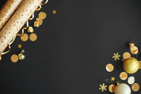Новым Годом Рождеством Современная Рождественская Оберточная Бумага Золотые Безделушки Конфетти — стоковое фото