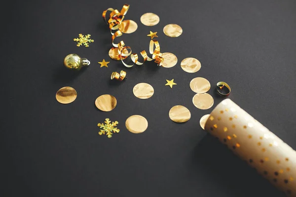 Стильный Новогодний Баннер Современные Золотые Конфетти Выскакивают Праздничной Оберточной Бумаги — стоковое фото