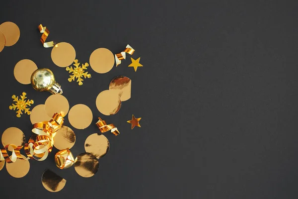 Σύγχρονη Επίπεδη Χριστούγεννα Θέσει Χρυσά Στολίδια Κομφετί Και Διακοσμήσεις Μαύρο — Φωτογραφία Αρχείου