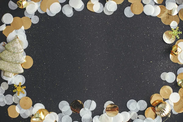 Современная Рождественская Рамка Лежала Золотой Безделушкой Конфетти Блестками Черном Фоне — стоковое фото