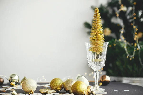 Καλά Χριστούγεννα Και Καλή Χρονιά Κομψό Χριστουγεννιάτικο Δέντρο Glitter Ποτήρι — Φωτογραφία Αρχείου