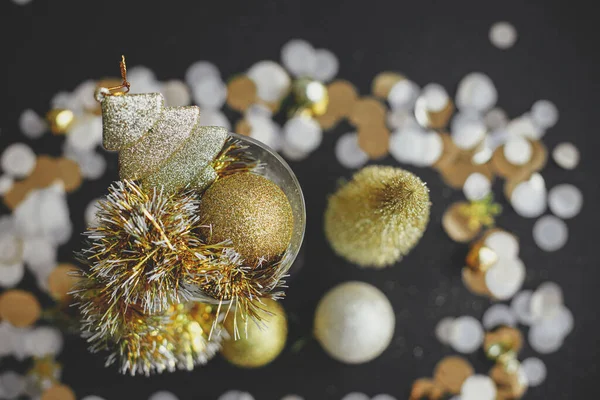 Modern Noel Kompozisyonu Altın Parıltılı Mücevherler Siyah Parlak Arka Planda — Stok fotoğraf