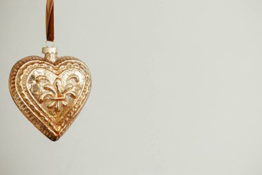 Beyaz arka planda asılı Noel süsü. Mutlu Noeller! Mesaj için yer var. Şık bir takı ile kış tatili hazırlığı. Atmosfer zamanı, karamsar pankart