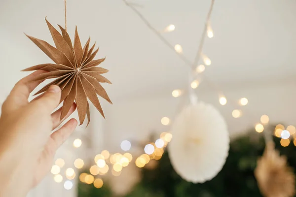 Colgando Mano Elegante Estrella Navidad Papel Luces Fondo Habitación Boho —  Fotos de Stock