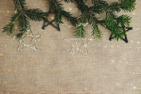 Stilvoller Weihnachtsschmuck Auf Tannenzweigen Auf Goldenem Rustikalem Hintergrund Moderne Sterne — Stockfoto