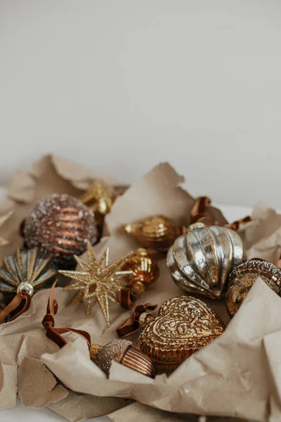 Stilvoller Vintage Weihnachtsschmuck Auf Bastelpapier Goldene Kugeln Schleifen Und Scheren — Stockfoto