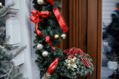 Şık bir noel ağacı ve dış yüzeyinde takılar olan köknar dalları. Şehir caddesinde modern noel dekorasyonu. Avrupa 'da kış tatili. Mutlu Noeller.