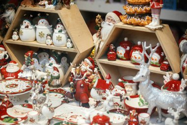 Şık Noel hediyeleri, Noel Baba, ren geyiği, kardan adam oyuncakları. Şehir caddesinde modern noel dekorasyonu. Avrupa 'da kış tatili. Mutlu Noeller.