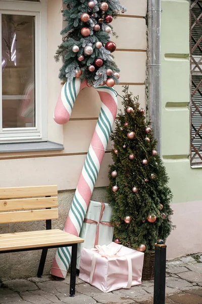 Κομψό Μεγάλο Ροζ Ζαχαροκάλαμο Καραμέλα Και Χριστουγεννιάτικο Δέντρο Ροζ Μπιχλιμπίδια — Φωτογραφία Αρχείου